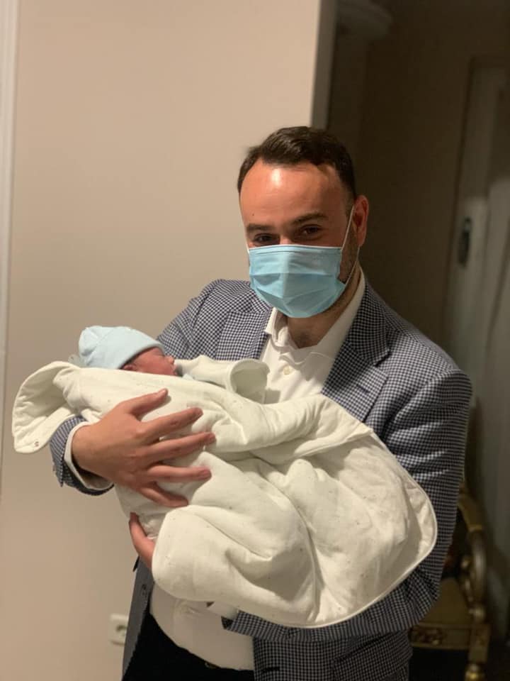 Ish-deputeti Klevis Balliu bëhet baba për herë të parë