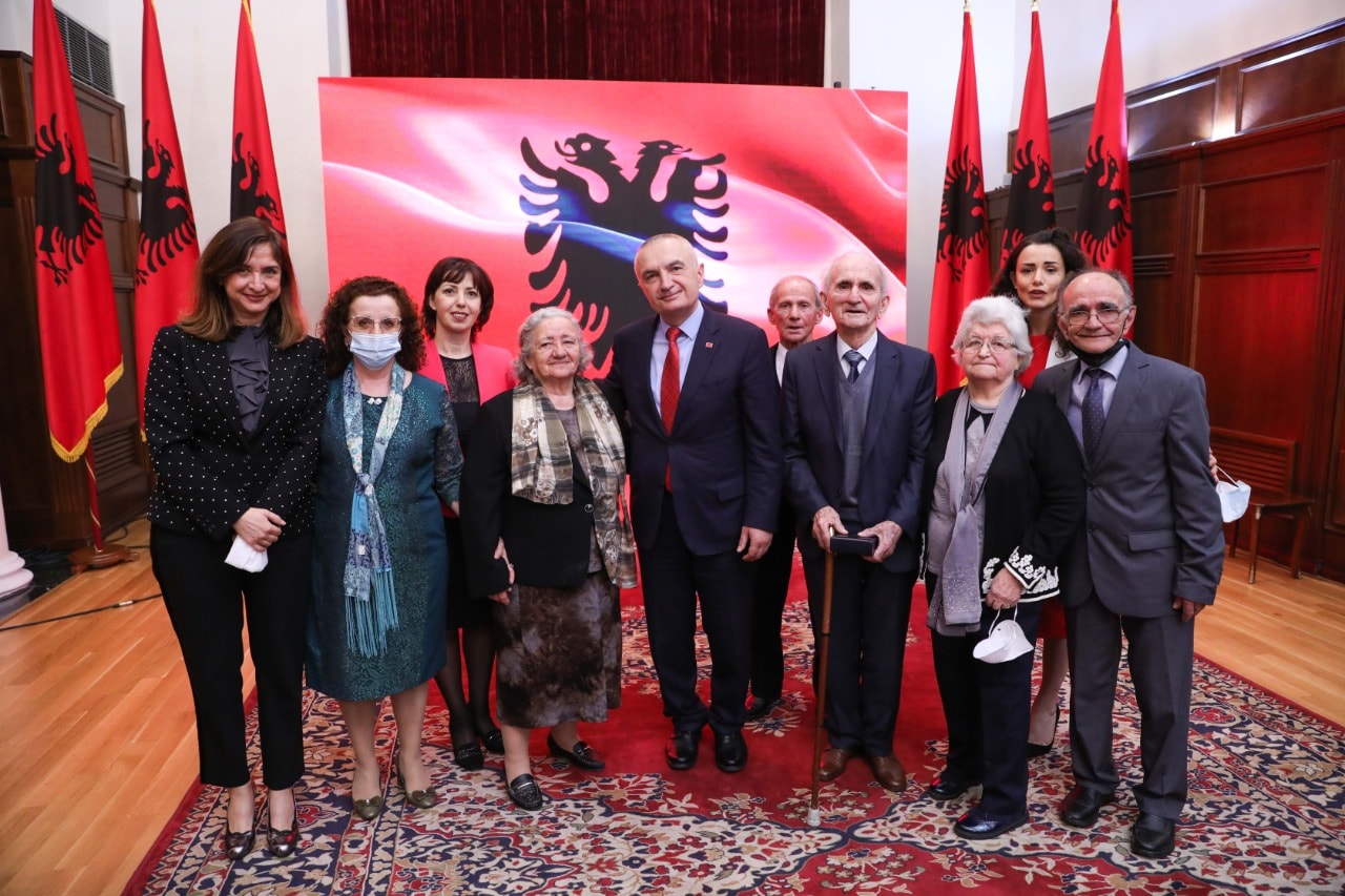 7 prilli/ Presidenti Meta nderon me tituj të lartë 3 figura të njohura të Durrësit (FOTO)