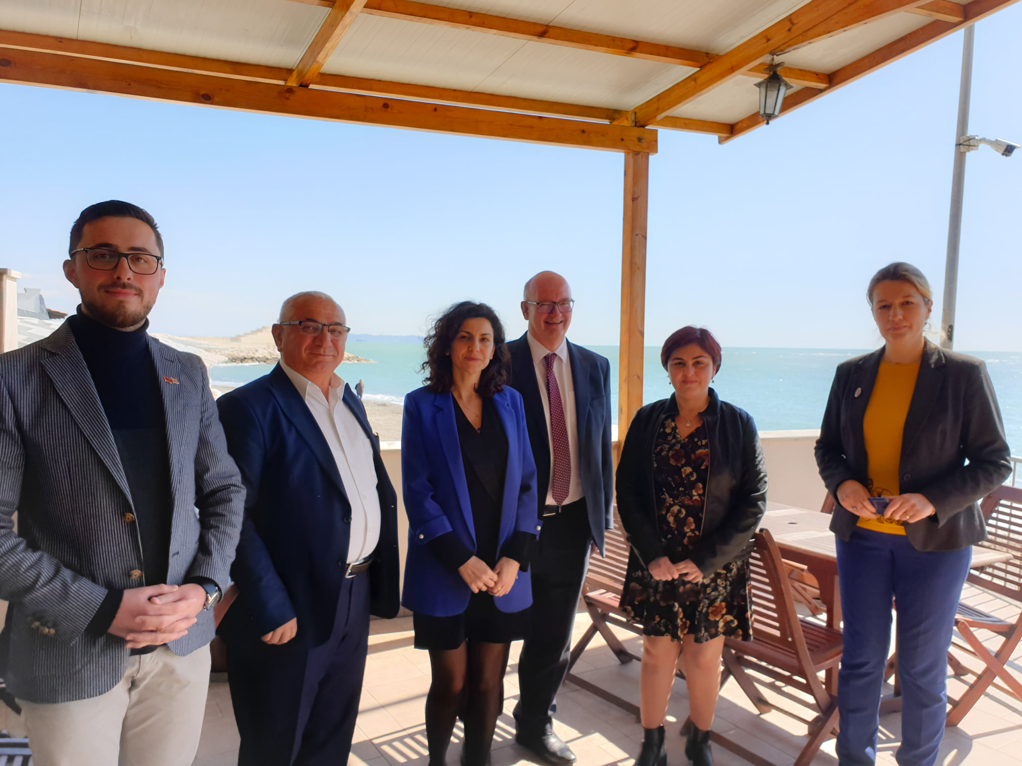 Ambasadori britanik takohet me gazetarët: “DurrësLajm” mbështetet përmes projektit tonë rajonal #Media4All