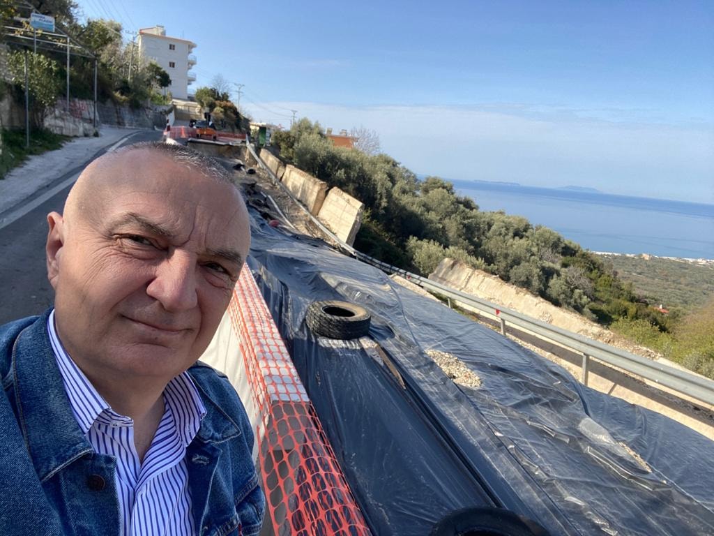 “Kryevepra e babëzisë”, Meta poston foto nga rruga e shembur: Llogaridhënia nis që më 26 prill