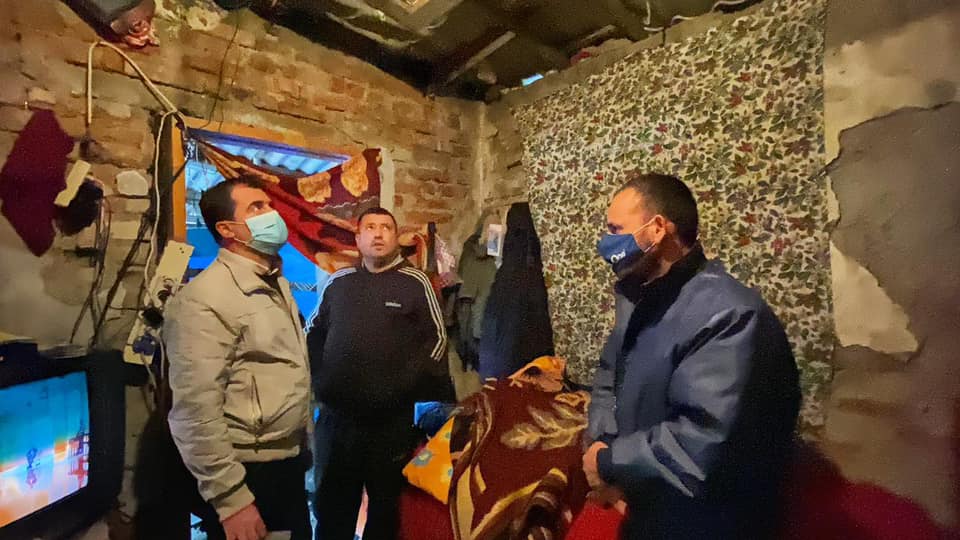Bylykbashi viziton familjen në nevojë: Histori mjerimi vetëm 3 minuta larg qendrës së Durrësit