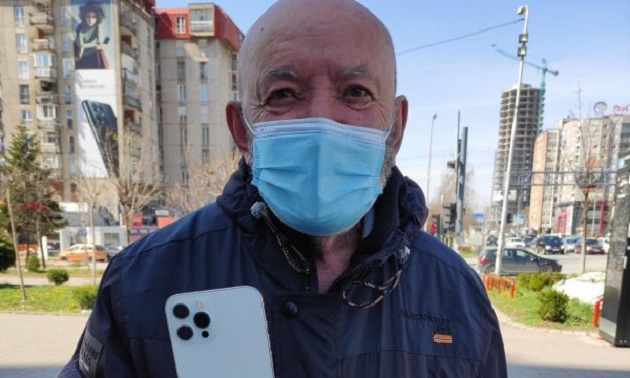Paratë e kursyera për iPhone 12 i shpenzoi për kurimin e Covid, qytetari i blen telefonin aktorit Çun Lajçi