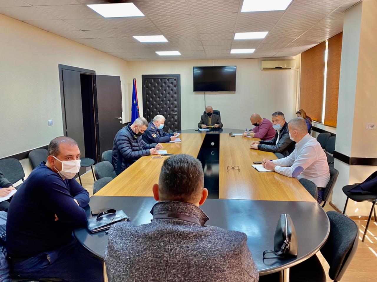 Siguria rrugore në Durrës/ Prefekti Nasto mbledh krerët e institucioneve për masat e sezonit turistik