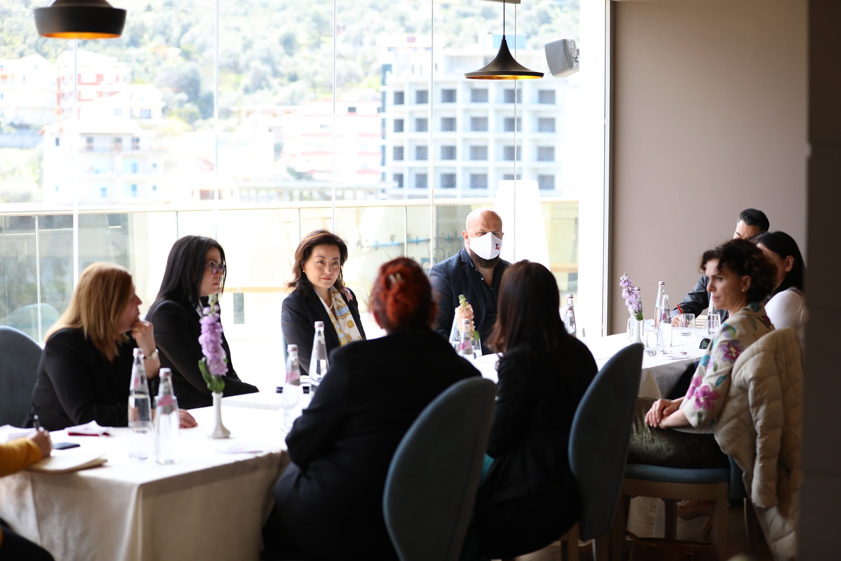 Ambasadorja Kim takim me shoqërinë civile: Nxisni qytetarët të votojnë në zgjedhje