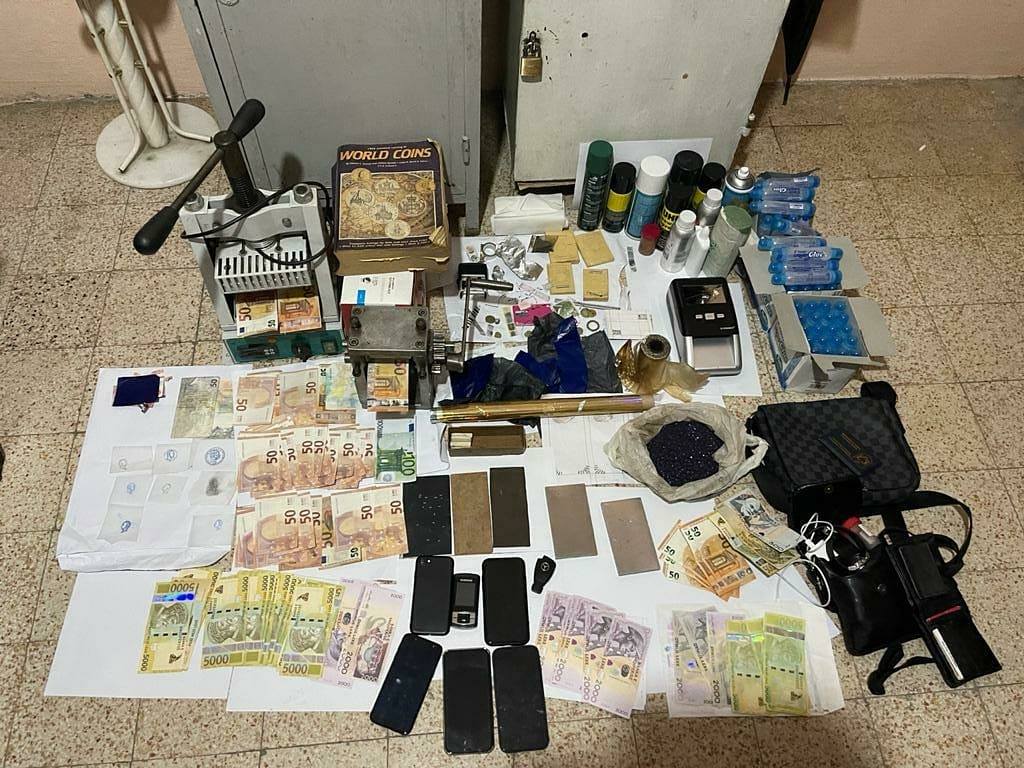 Falsifikonin kartëmonedhat në euro e lekë, arrestohen 7 persona