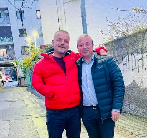 FOTOLAJM/ Sherri i supozuar, dy kandidatët e PS Durrës pozojnë së bashku