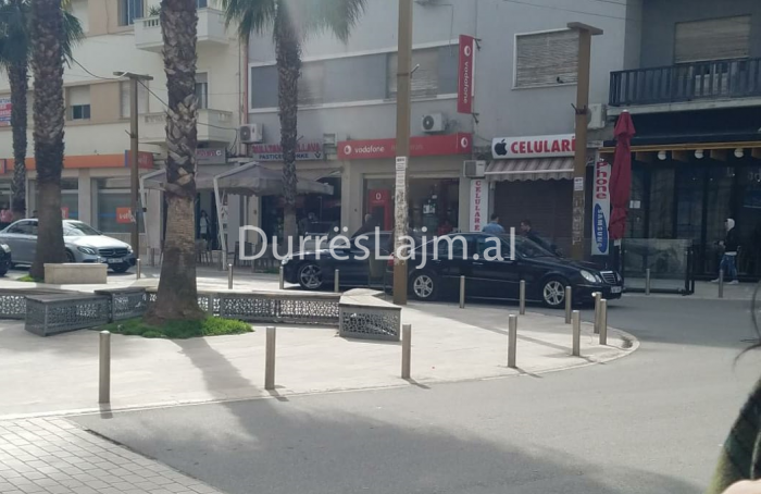 Me shpejtësi në qendër të Durrësit përplasen dy automjete (FOTO)