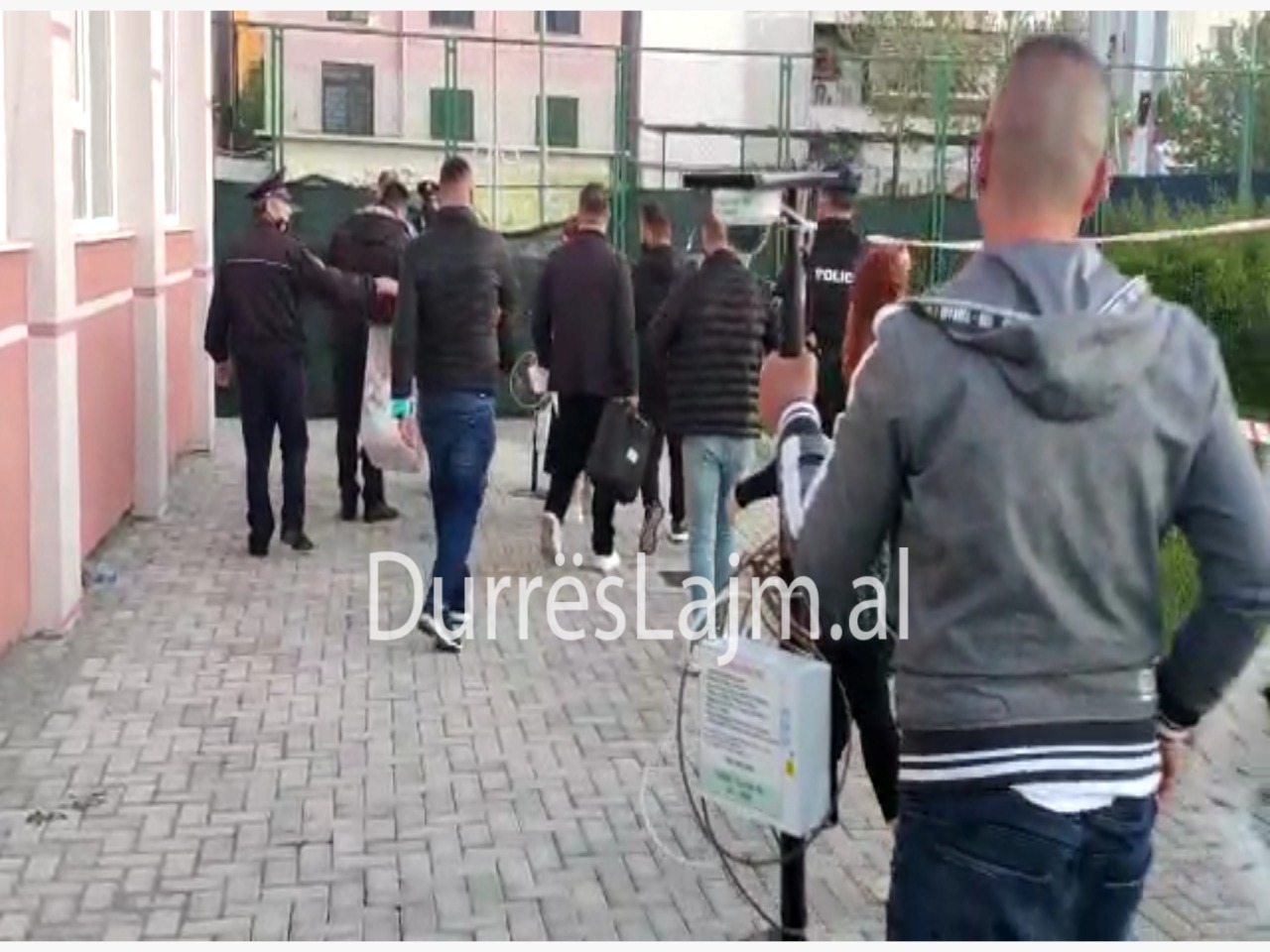 Durrës, nis dorëzimi i kutive të votimit në KZAZ (VIDEO)