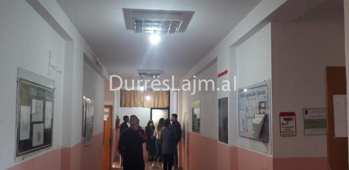 Durrës, ende nuk ka nisur procesi i votimit në një QV në Rrashbull (FOTO)