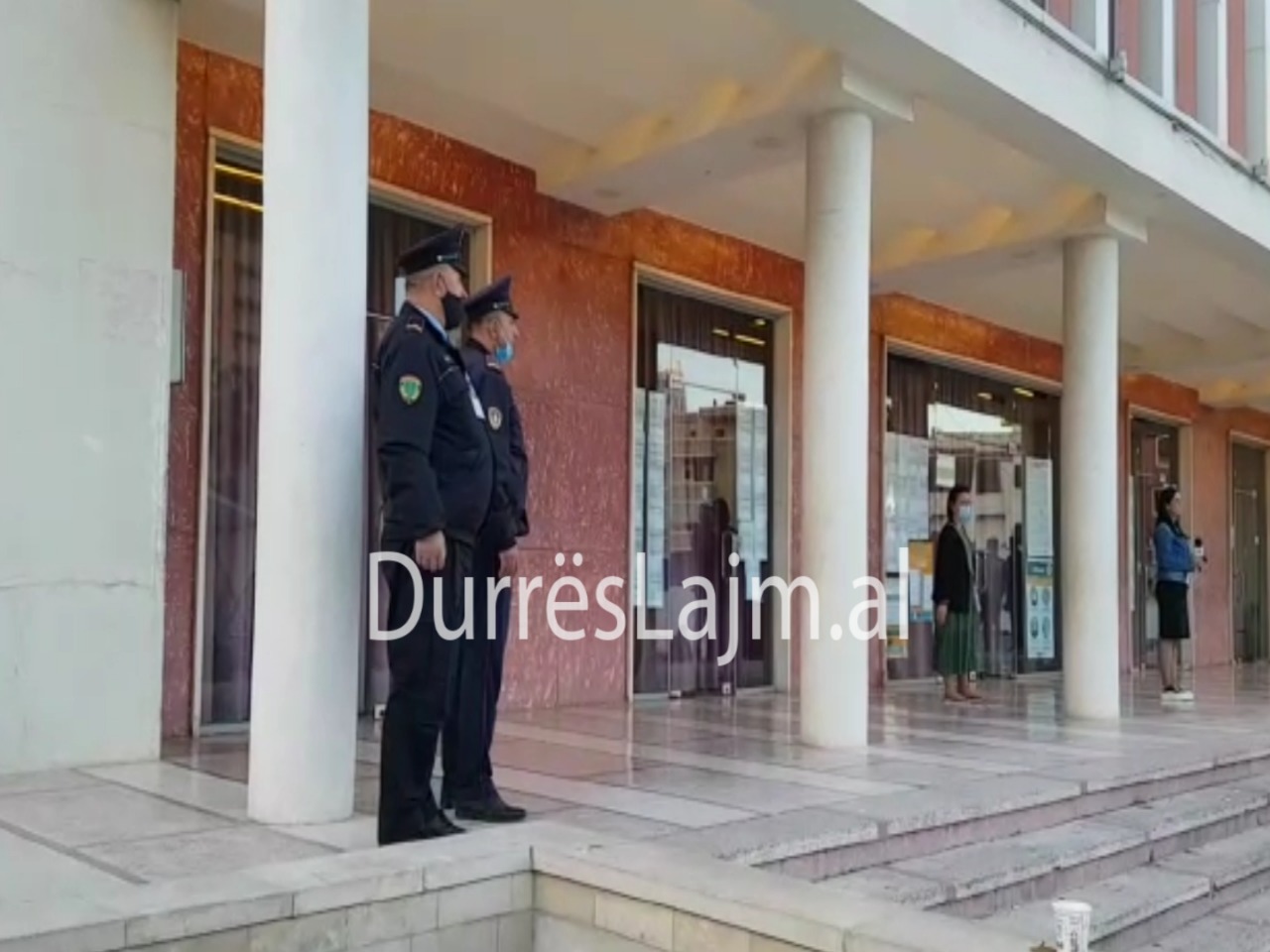 Mbyllet procesi i votimit në Durrës, pritet të nisë dorëzimi i kutive pranë KZAZ-ve (VIDEO)