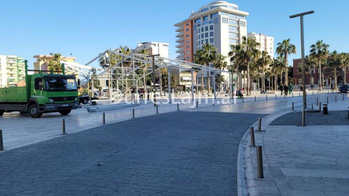 Nis ngritja e tendës metalike në qendër të Durrësit, ja çfarë pritet të ndodhë (FOTO)