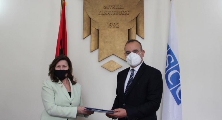 Kreu i OSBE në Shqipëri dhe kryetarja e Gjykatës Kushtetuese nënshkruajnë memorandum bashkëpunimi