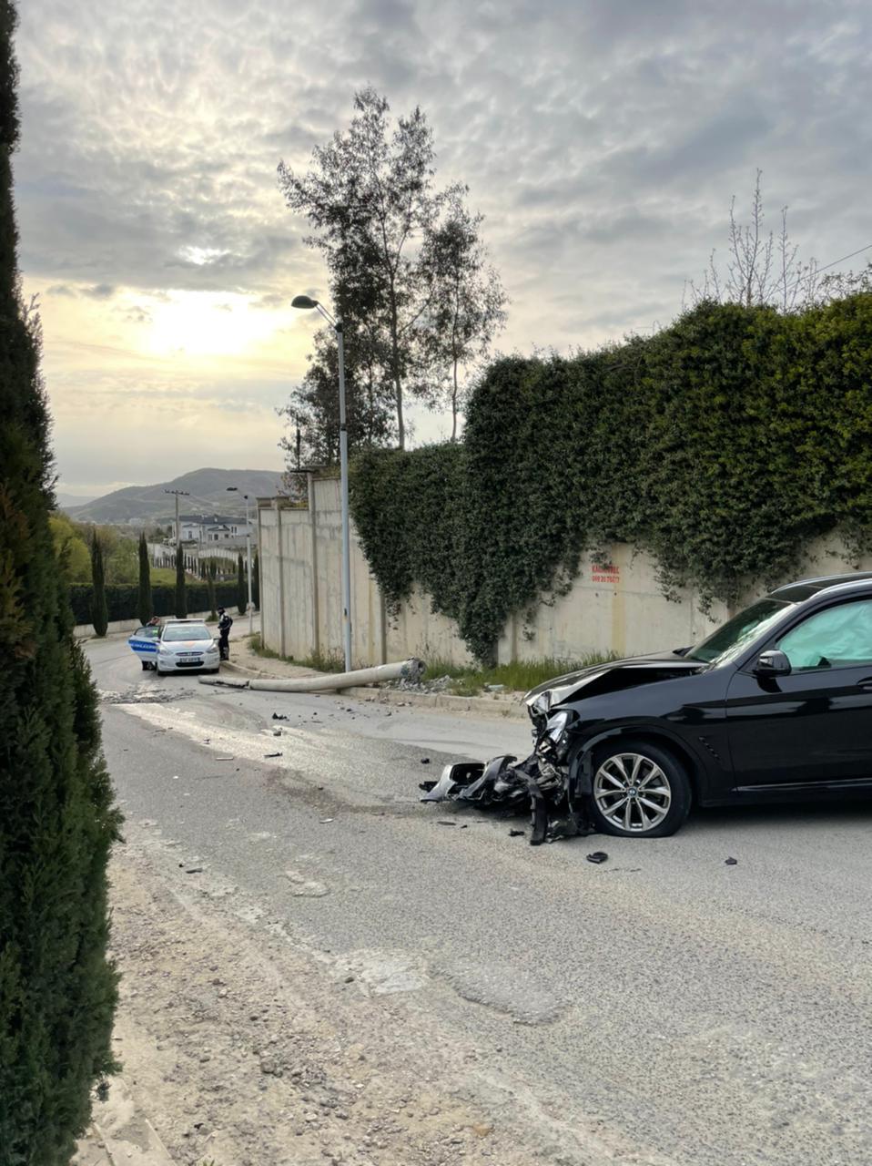 Makina përplaset me shtyllën elektrike, lë pa energji disa fshatra