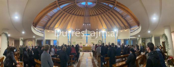 Durrës, kremtohet mesha e Pashkëve. At Bernardi: Le të ringjallim zemërgjerësinë, respektin dhe dashurinë (VIDEO)