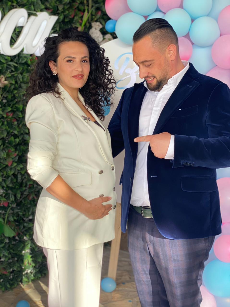 Pas fitores së PS-së, lajmi surprizë për kryebashkiakun Arbana dhe bashkëshorten, presin të bëhen prindër për herë të 5-të