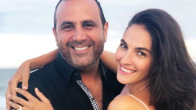 Së shpejti nënë për herë të tretë, Emina Çunmulaj zbulon gjininë e bebit përmes fotos me vajzat