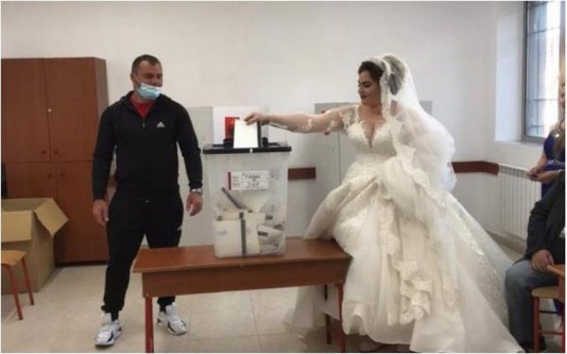 FOTOLAJM/ Nusja shkon të votojë përpara dasmës