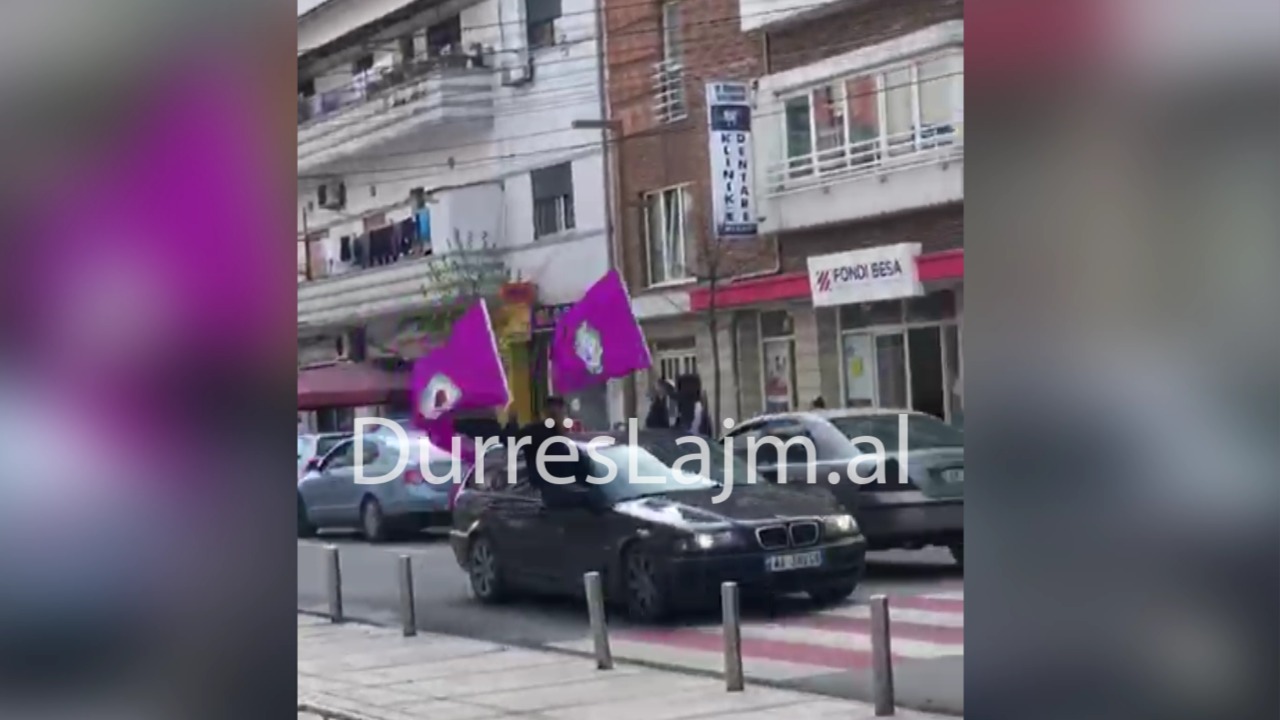 Mitingu përmbyllës i PS në Durrës, dhjetëra automjete me flamujt partiakë nisen drejt stadiumit (VIDEO)
