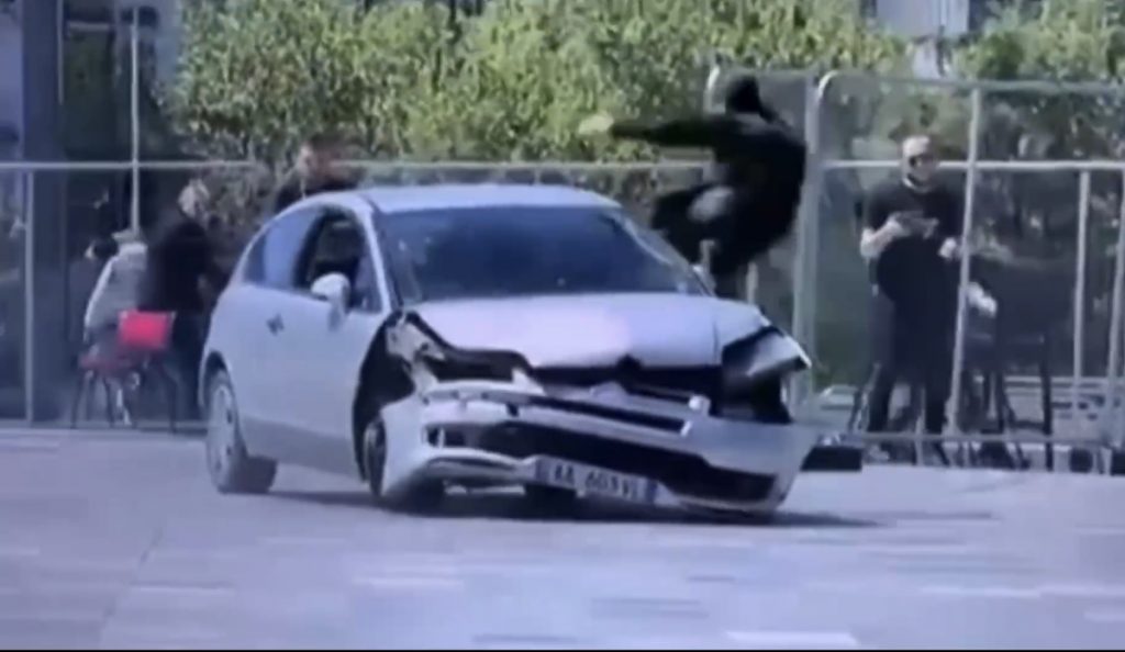 Incident i frikshëm në sheshin “Skënderbej”, shoferi i dehur thyen barrierat e shkon drejt qytetarëve