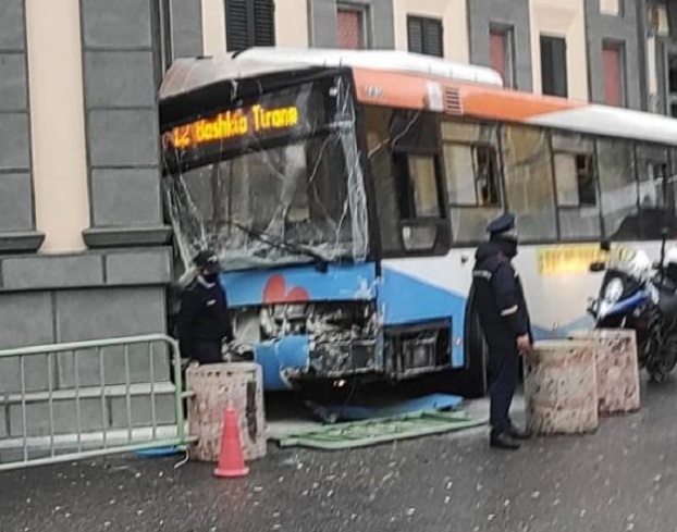 Autobusi përplaset me një makinë në qendër të Tiranës, lëndohen 4 pasagjerë