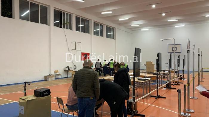 Durrës, përfundon shpërndarja e materialeve zgjedhore në një tjetër KZAZ, ja si po vijon procesi tek të tjerat (FOTO)