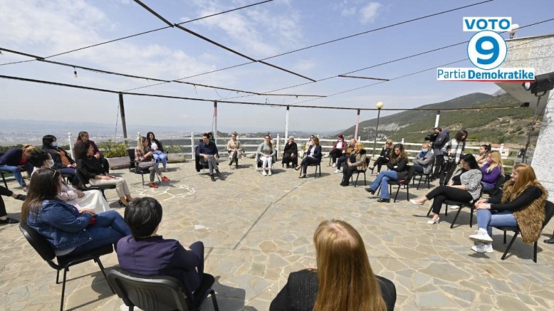 Basha bisedë me gratë në Tiranë: Paga minimale në fund të 4-vjeçarit 400 euro