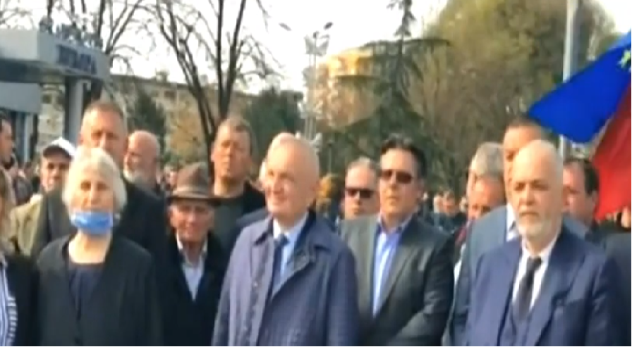 Meta përkujton masakrën e 2 prillit, vendos kurorë me lule te memoriali (VIDEO)