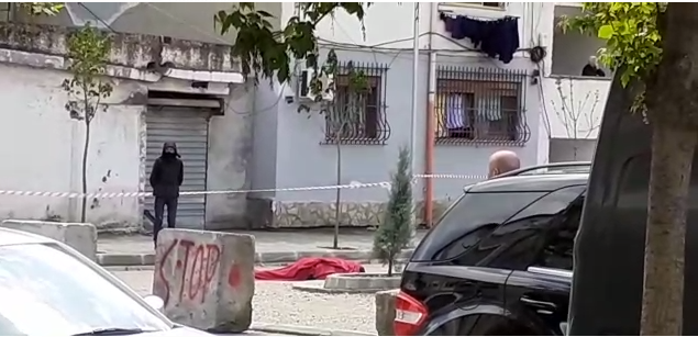 Pamje nga vendngjarja/ Viktima i mbuluar me çarçaf, plagoset efektivja e Forcave Shqiponja