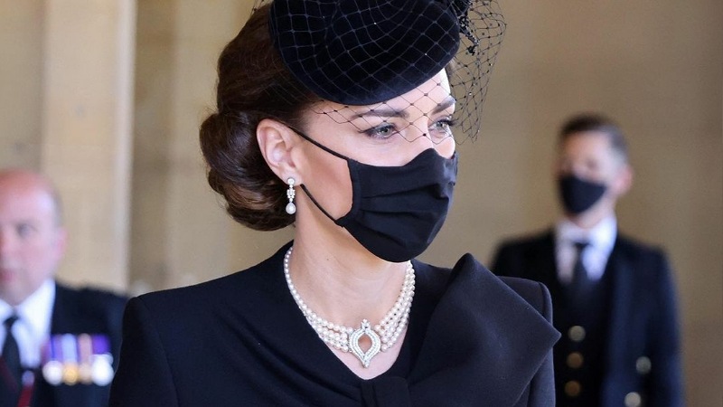 Mesazhi i fshehur i gjerdanit të Kate Middleton, në funeralin e princ Philipit