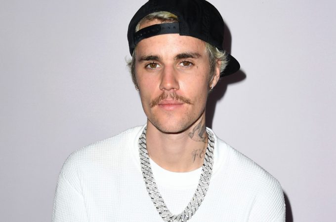 Justin Bieber rrëfen betejën me drogën: Truprojat më kontrollonin pulsin në gjumë