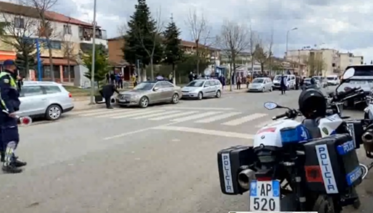 Plagosi 2 kolegët dhe një të tretë, arrestohet polici