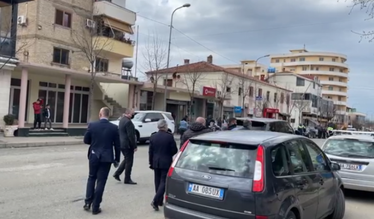 Plagosja e trefishtë, SHÇBA: Tre persona goditën me sende të forta policin, qëlloi për vetëmbrojtje