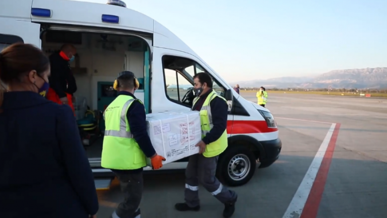 Mbërrijnë në Rinas 50,000 doza të tjera të vaksinës AstraZeneca, Rama: Ne do t’ia dalim (VIDEO)