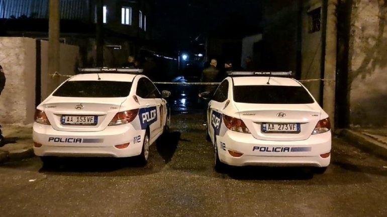 EMRI/ Ekzekutohet me armë zjarri “kumbari”, gjendet një makinë e djegur (FOTO)