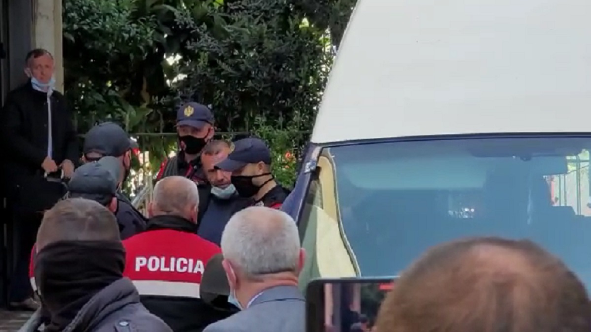 Tentoi të digjte kutitë e votimit, mbetet në burg 37-vjeçari