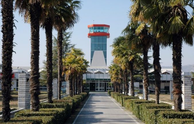 Pezullimi i fluturimeve, lëshohet urdhër-ndalimi për 3 kontrollorë (EMRAT)