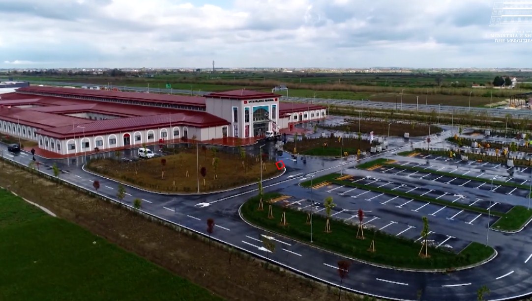 Rama publikon pamjet e spitalit në Fier: I pajisur me infrastrukturë moderne, shërbimet pa bishtat e ryshfetit