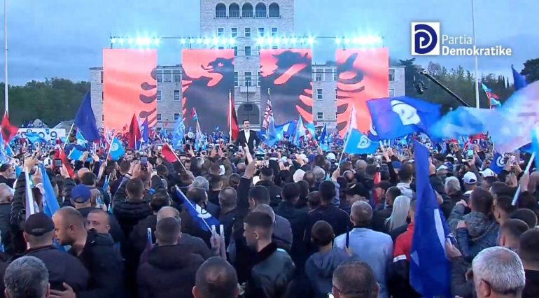 PD mbyll fushatën në Tiranë, Basha: Të dielën sjellim ndryshimin! (VIDEO)
