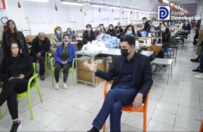 Basha në një fasoneri në Durrës: Ja si do e realizojmë qëllimin për pagë minimale 360 mijë lekë! (VIDEO)