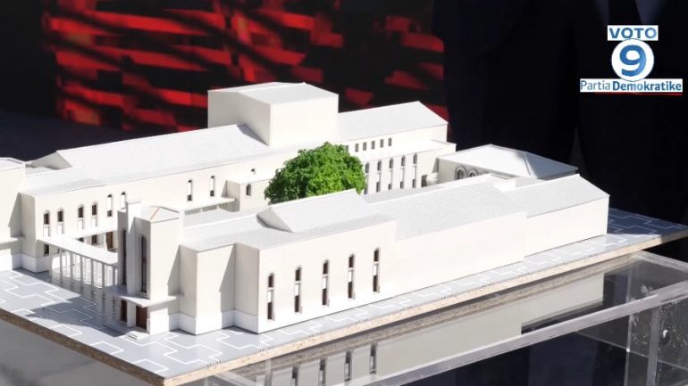 Aktivistët i dhurojnë Bashës maketin e Teatrit Kombëtar, Budina: Mbajeni në zyrë për të realizuar qëllimin e përbashkët