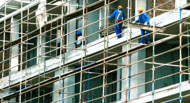 Punonte në një banesë, bie nga skela 55-vjeçari, dërgohet në gjendje të rëndë në spital