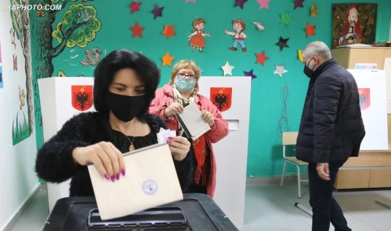 Shqipëria votoi për parlamentin e ri, VOA: Zgjedhjet mbyllen me pjesëmarrje të lartë