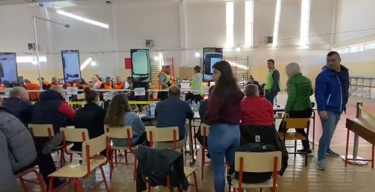 Numërohen më shumë se 62% e kutive të votimit. PS mund të marrë 75 mandate