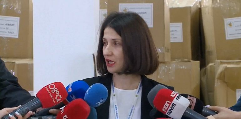 Nis shpërndarja e materialeve zgjedhore, zëdhënësja e KQZ: Nesër vijojmë me Tiranën, Durrësin, Elbasanin e Lezhën