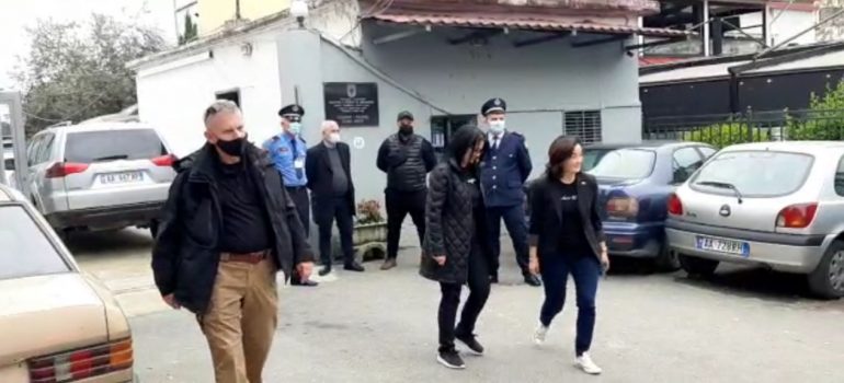 Ambasadorja e SHBA vizitë në Fushë-Krujë, kafe me qytetarët dhe takim me drejtuesit e policisë