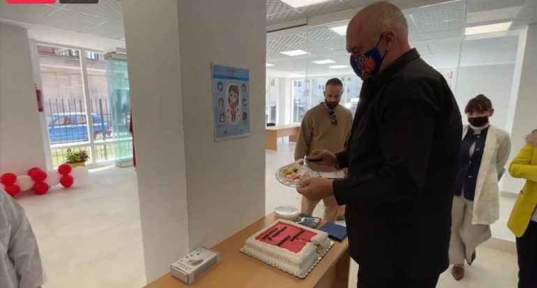 “Ngushëllime për humbjen”, Rama inspekton shkollën në Durrës dhe i masin temperaturën: Sa është, 74 apo 75?!