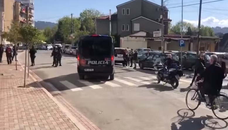 Vrasja e Pjerin Xhuvanit, lihet në burg Arbër Paplekaj, detyrim paraqitje të tjerët