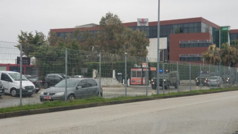 Greva në aeroportin e Rinasit, Policia Ushtarake pranë zyrave të “Albcontrol”