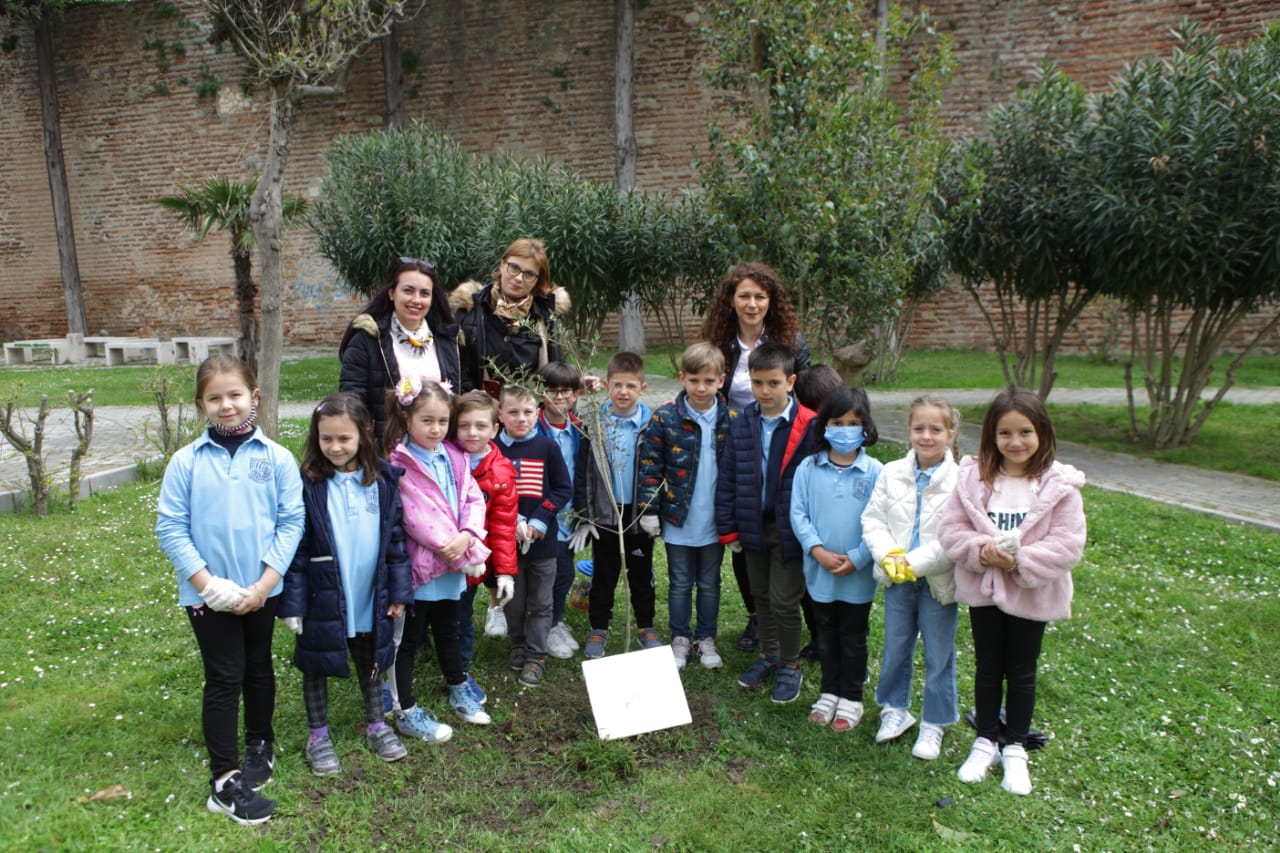 Dita e Tokës, nxënësit e shkollës “Mihal Ekonomi” në Durrës mbjellin një pemë (FOTO)