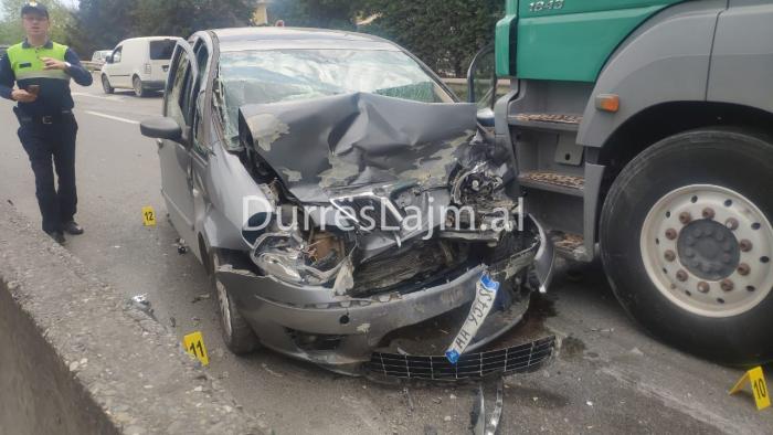 Po ecte në krah të kundërt, makina përplaset me autobotin tek Ura e Dajlanit (FOTO)